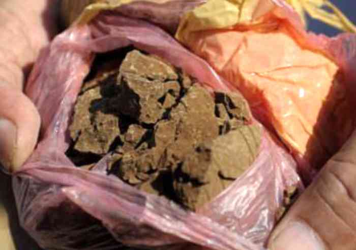 Trova mezzo chilo di eroina di fronte alla questura, chiama i Carabinieri