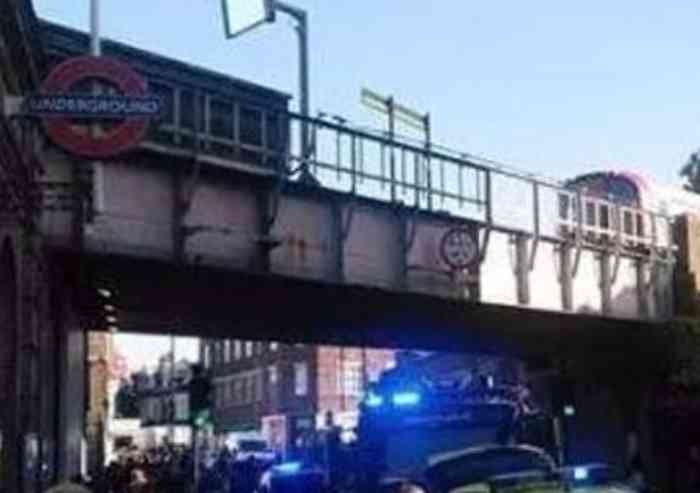 Esplosione nella metropolitana di Londra: ci sono feriti