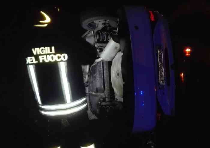 Auto ribaltata, estratta donna illesa