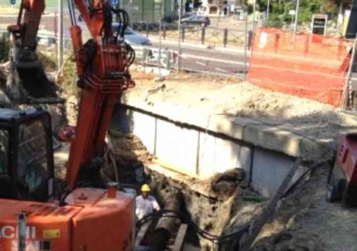 Cede un'altra tubatura, via Barchetta allagata