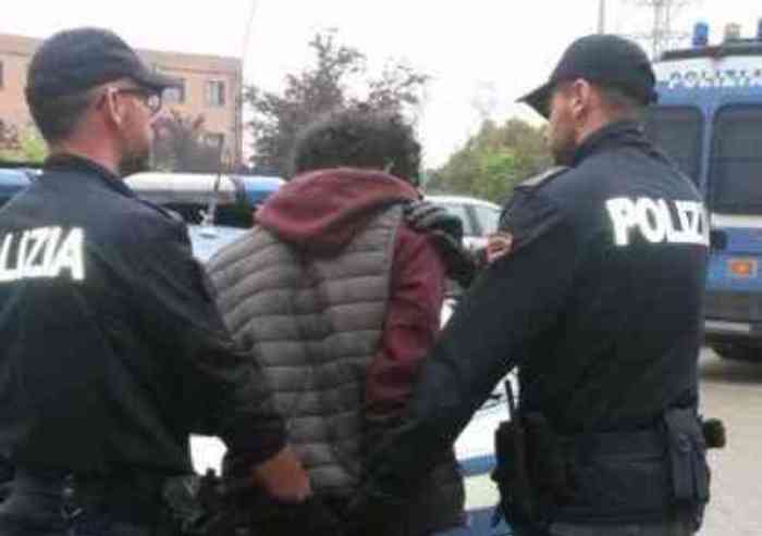 Spacciava cocaina, bloccato dalla Polizia