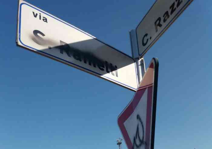 Falce e martello su via Ramelli, vandali in azione
