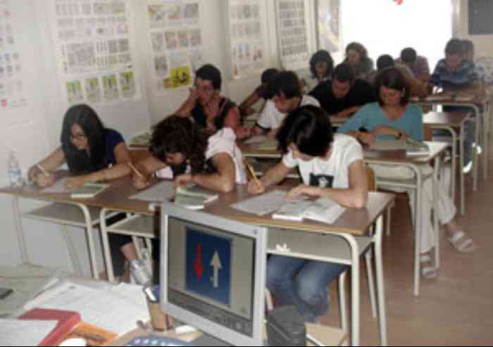 Modena, microcamera all'esame per la patente. Denunciato cittadino indiano