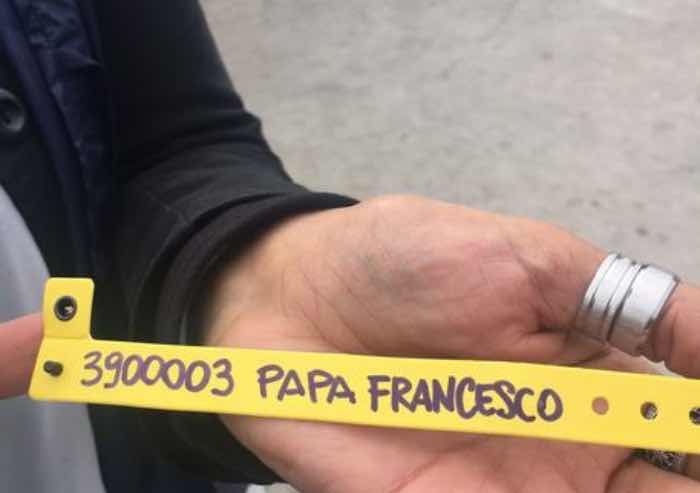 Al Papa al centro di accoglienza regionale il braccialetto identificativo da profugo