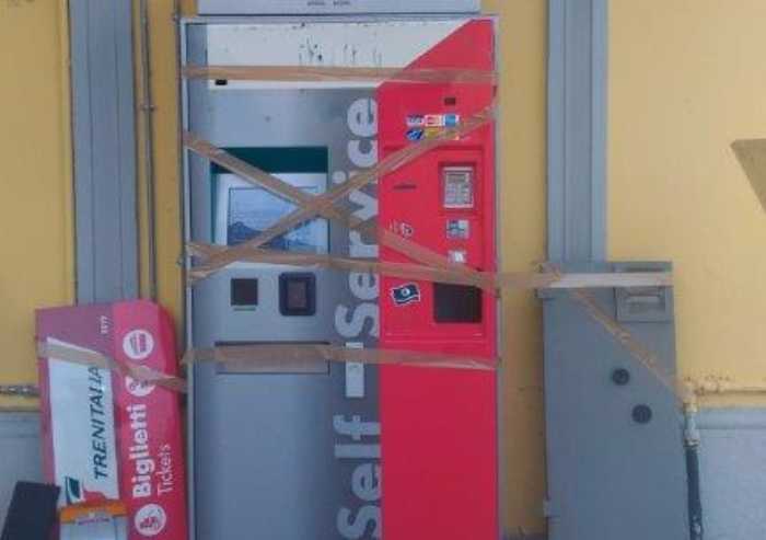Mirandola, vandali distruggono biglietteria FS