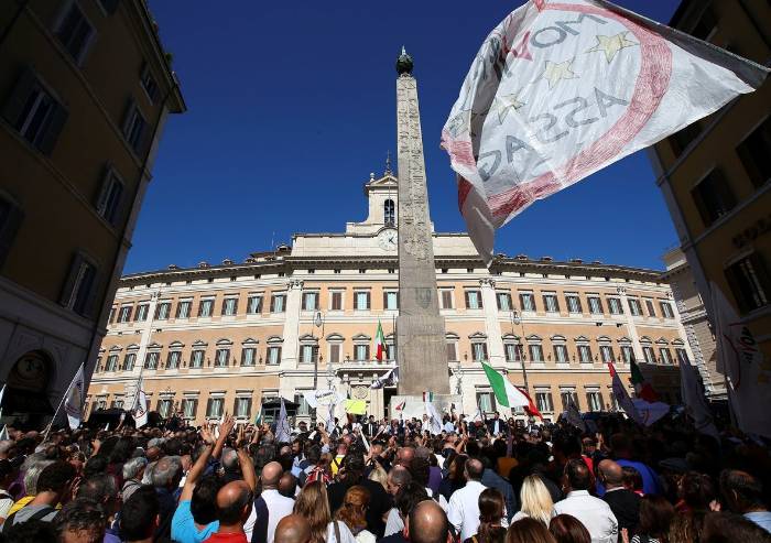 Legge elettorale, oggi i primi voti sulla fiducia, M5s e Mdp in piazza contro Rosatellum