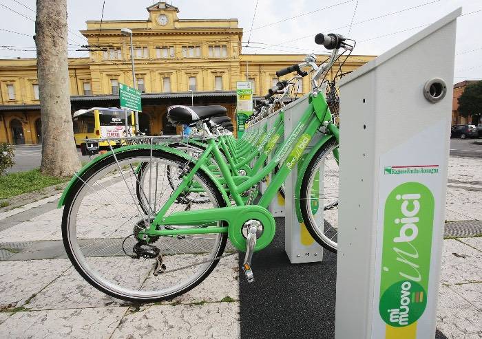 Mobilità ciclabile, Muzzarelli batte Bonaccini: flop e stop al bike sharing regionale