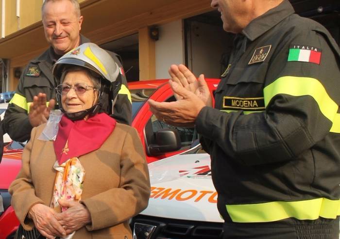 In onore del marito e dei Vigili del Fuoco: Dina Serafini dona 6 mezzi