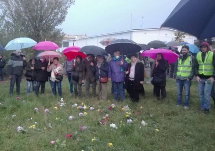 Fiori e mascherine per dare l'addio all'ultima area verde