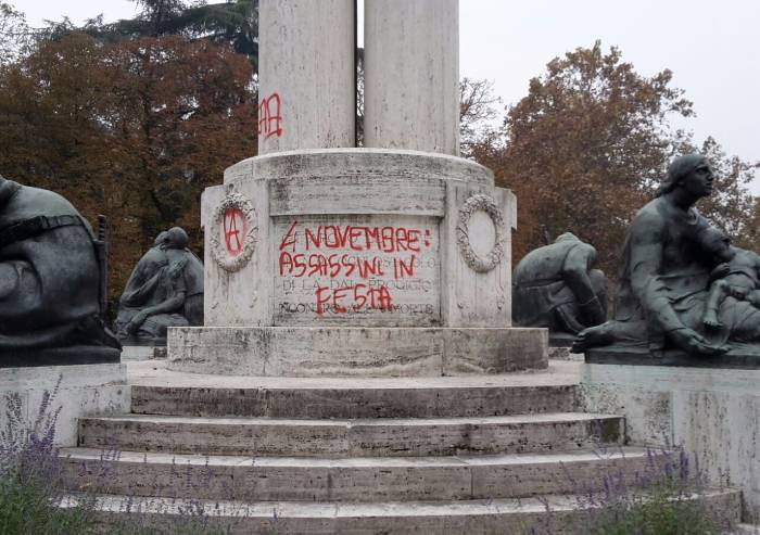 Sfregio al monumento, macchie indelebili, il Sindaco querela