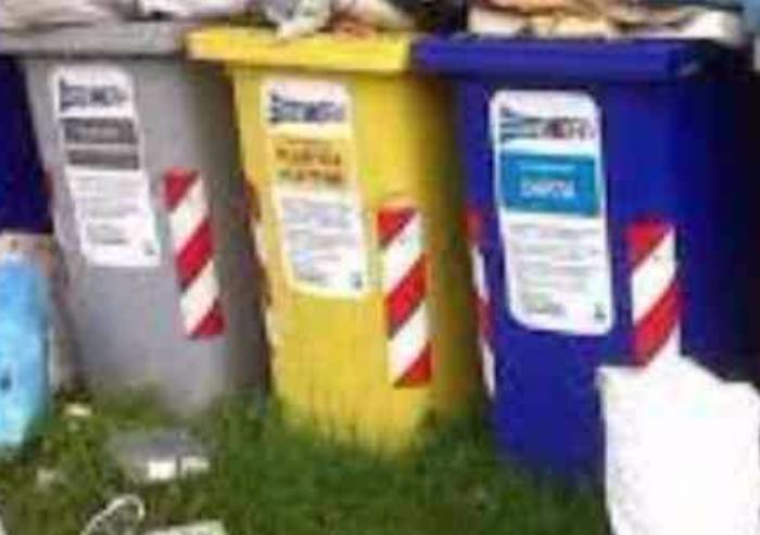 Via Segantini, cassonetti rimossi e nessuno spiega perché