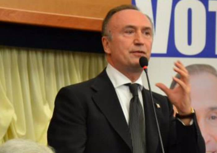 'I vertici della banche allo sfascio restituiscano il compenso'