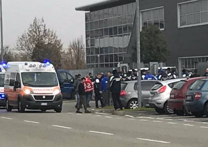Protesta alla Sda, forzano il picchetto e travolgono due corrieri