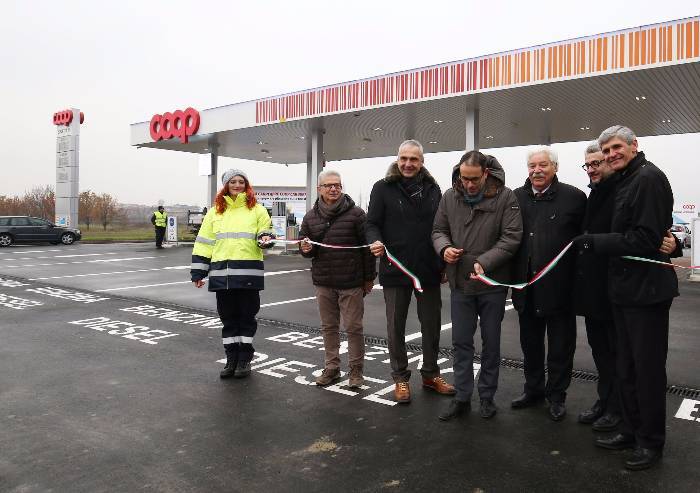 Carpi, sindaco e assessore inaugurano il distributore a marchio Coop