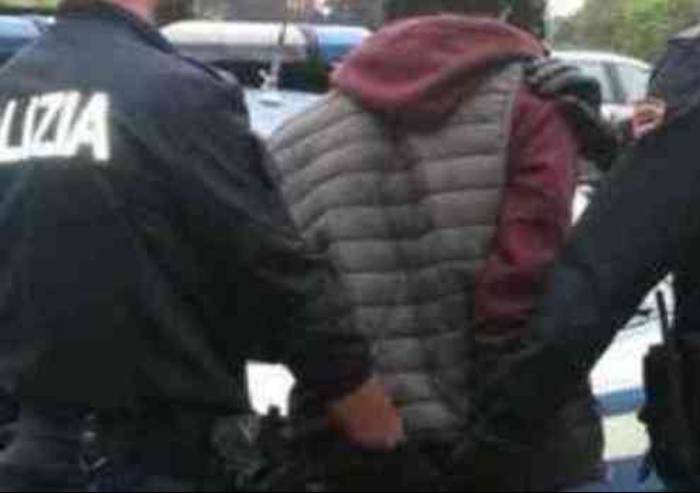 Ruba scaldacollo e scatena l'inferno al centro commerciale