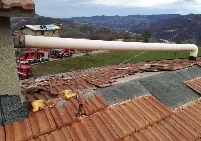 Vento scoperchia i tetti. Nel Frignano stalle ko