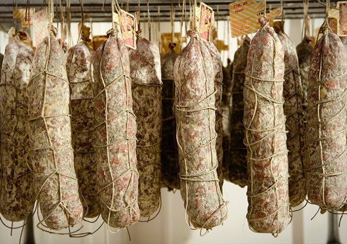 Un prosciutto e 16 salami in 'tasca'. Nei guai due romeni