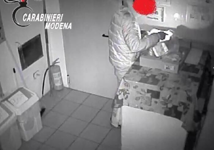 Rubano cibo e impianto stereo per la cena di Natale