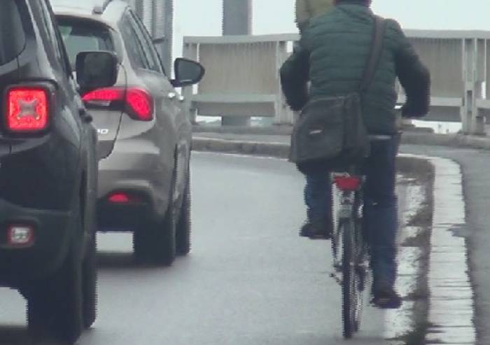 Cavalcavia Mazzoni, la pista ciclabile rimane impossibile