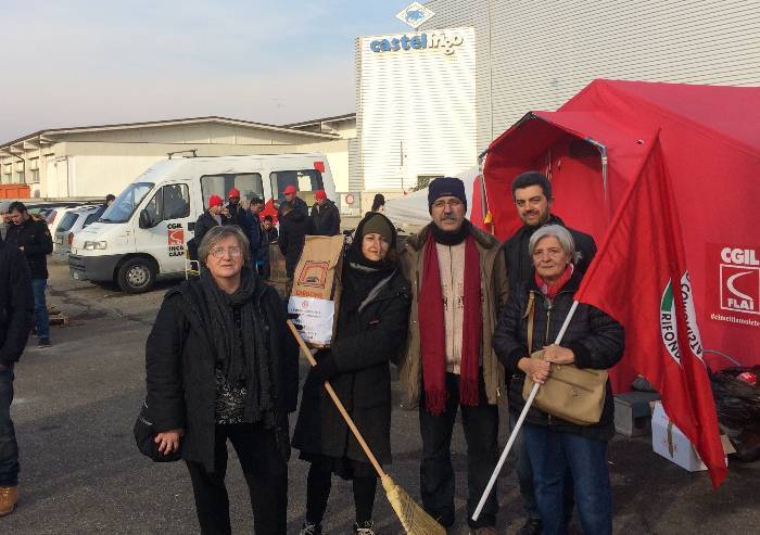La Befana comunista porta il carbone ai padroni Castelfrigo