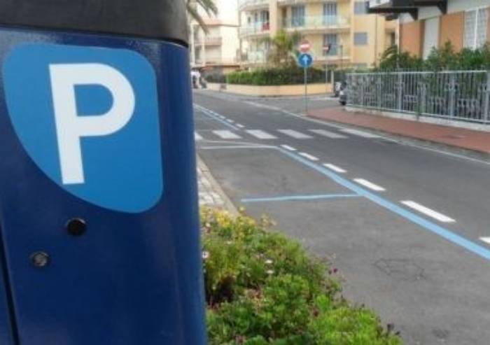 Modena, da lunedì via i ticket della sosta, si usa la targa