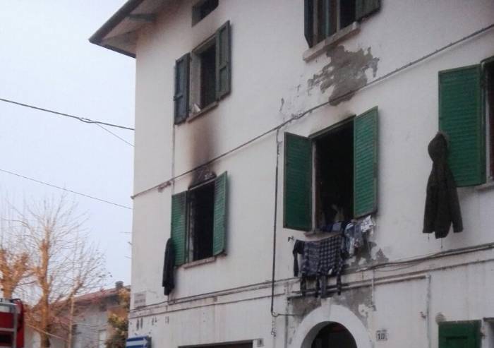 La casa va a fuoco, due gravi salvati in extremis
