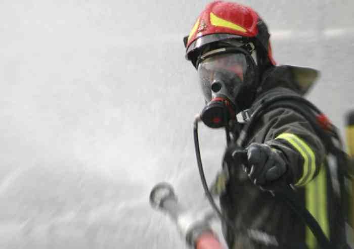 Incendio all'alba a Settecani, 8 persone intossicate in casa