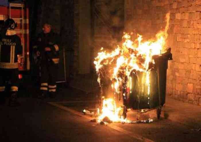 Incendia cassonetti, arrestato dalla Polizia Municipale