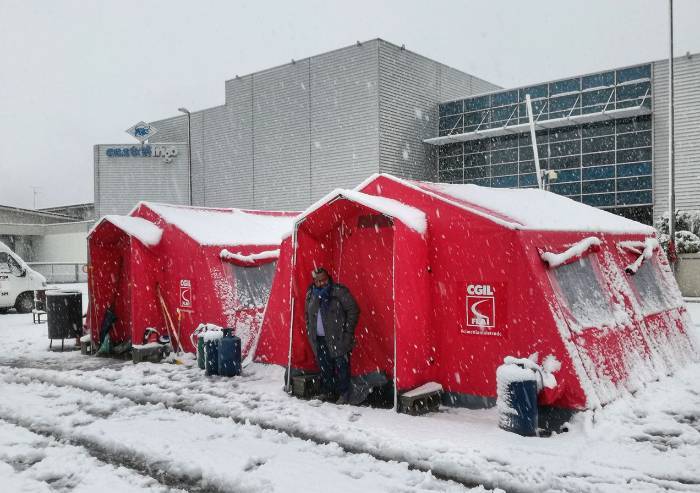 Castelfrigo, neve sui lavoratori in protesta: e il Pd si fa di nebbia