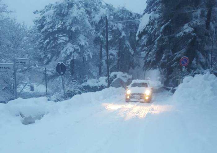 Nevica in Appennino: mezzi spartineve in azione