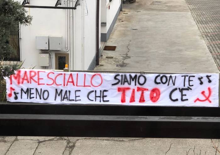 Giorno del ricordo, e uno striscione inneggia alla strage di italiani