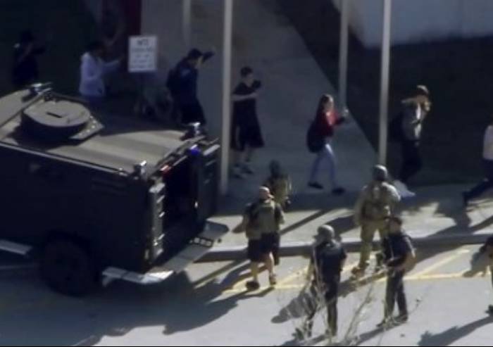Florida, ex studente apre il fuoco in liceo: è strage