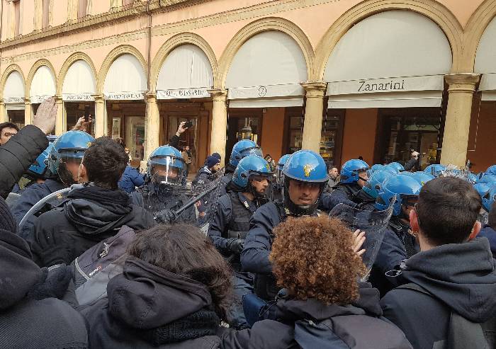 Bologna, gli antifascisti provocano le forze dell'ordine. E' scontro