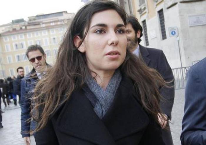 Rimborsi M5S e scandali: riecco sul web foto senza veli della Sarti