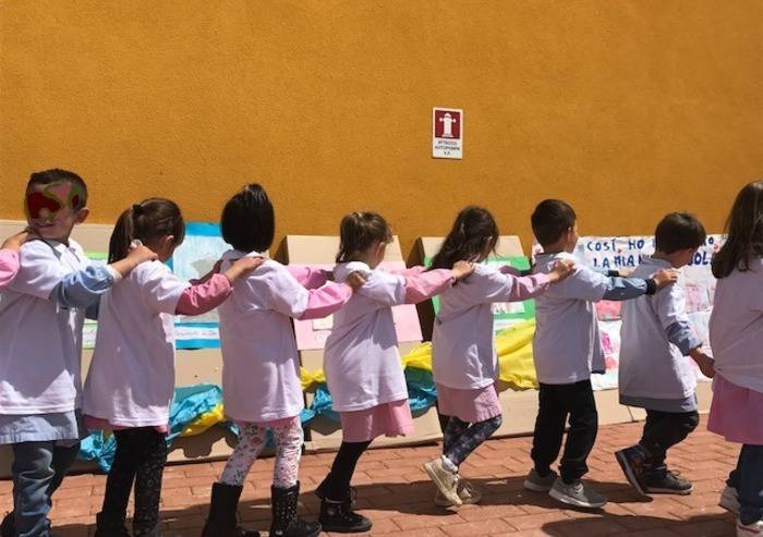 Spostare le brandine è troppo faticoso: i bimbi dormono per terra