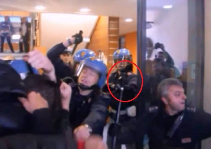 Manganellò una 15enne, poliziotto a processo: il commento del Guernica