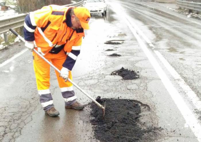 Strade piene di buche, la Provincia ci mette... una pezza