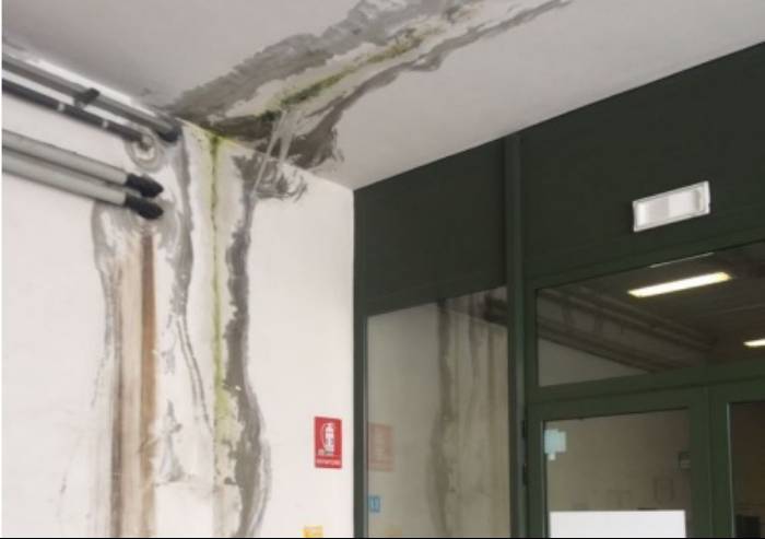 'Ospedale di Pavullo, ecco dove sono costrette a passare le barelle'