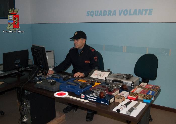 Armi, munizioni e pugnali in casa: denunciato carpigiano 62enne