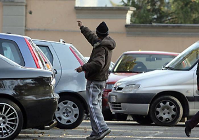 Sassuolo, sanzionati parcheggiatori abusivi nigeriani