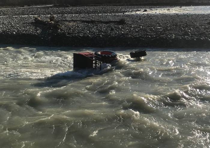 Azzardano guado del Panaro col trattore, salvi grazie ai Vigili del Fuoco