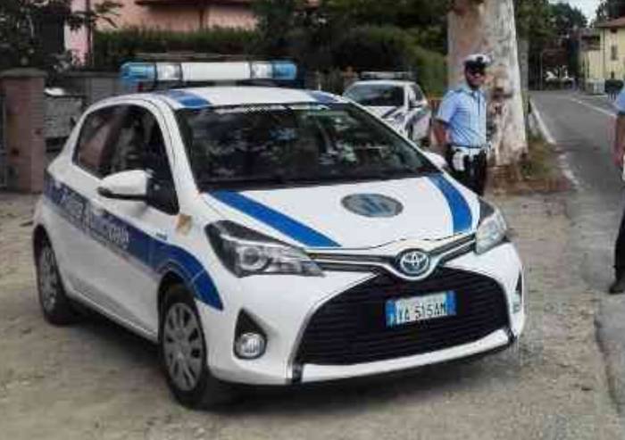Non dà la precedenza e prende a calci il papà davanti al figlioletto