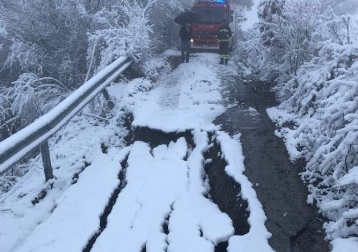 A Prignano frana la strada: tre famiglie isolate