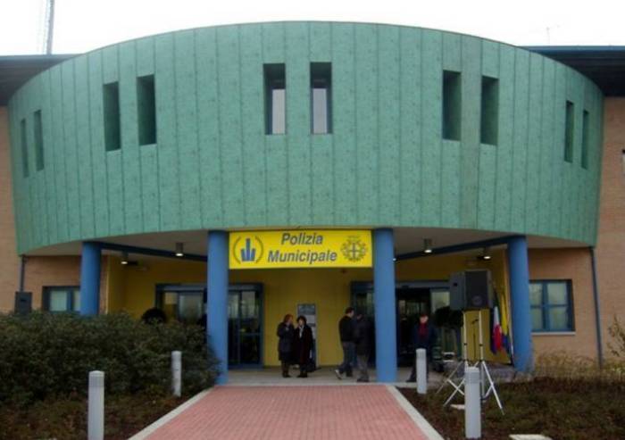 Perde 1950 euro nel parcheggio della sede dei vigili: restituiti