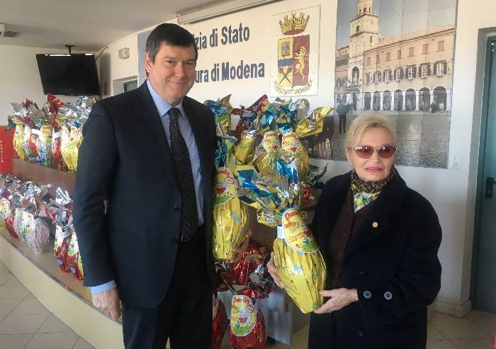 Dall'associazione Regina Elena Onlus uova pasquali ai poliziotti