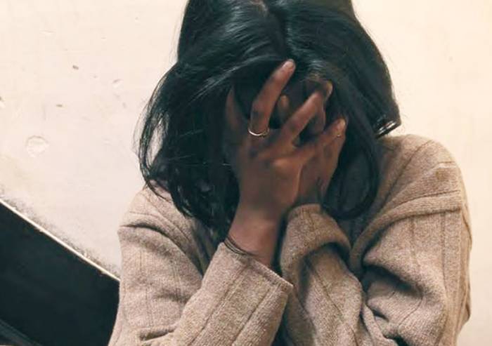 Impediva alla ex moglie e alla figlia l'uso del bagno: denunciato