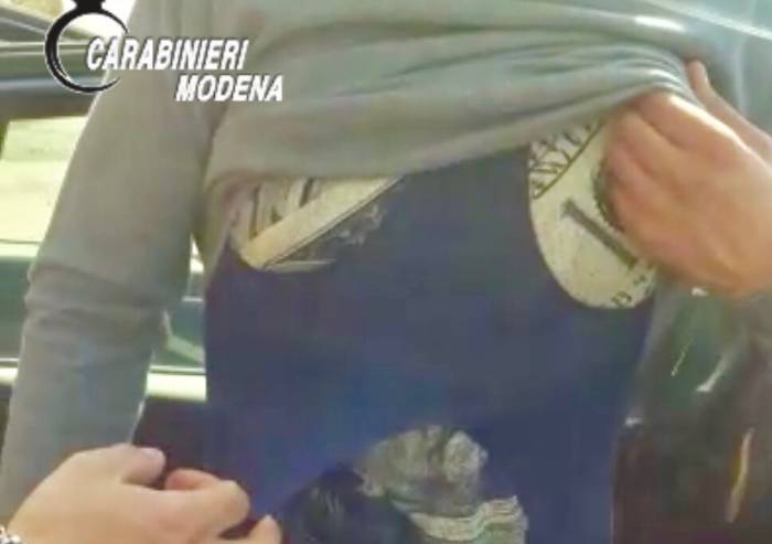 Col costume da donna per nascondere ciò che rubava: arrestato rumeno