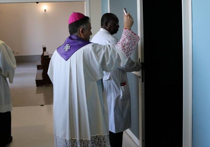 Ospedale Baggiovara, benedette dalll'Arcivescovo le camere ardenti
