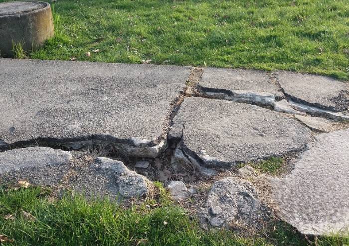 Parco Amendola, pedonali e ciclabili devastate: i cittadini fanno appello al Comune