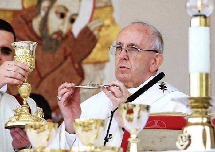 Il Papa: 'Dio sorprende, per dirla coi giovani fa un colpo basso'